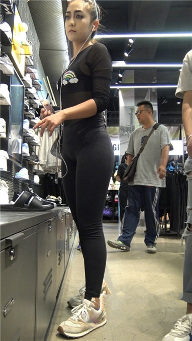 4K超清视频极！透视黑色紧身运动裤美女第一季[MP4/2GB]