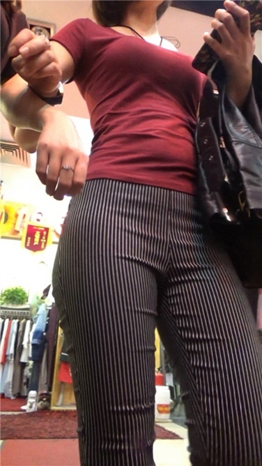 紧身条纹黑裤丰屯美女[MP4/3GB]