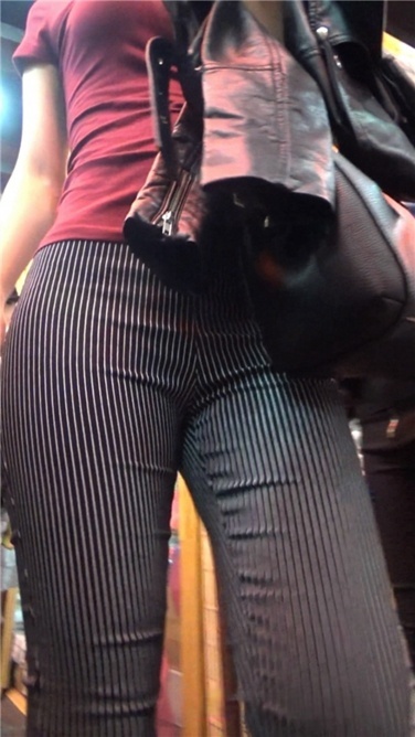 紧身条纹黑裤丰屯美女[MP4/3GB]