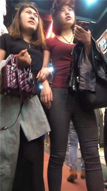 紧身条纹黑裤丰屯美女[MP4/3GB]