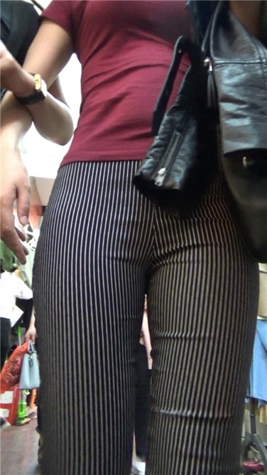 紧身条纹黑裤丰屯美女[MP4/3GB]