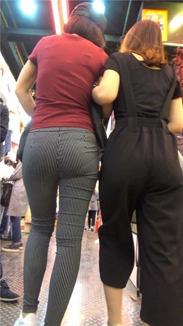 紧身条纹黑裤丰屯美女[MP4/3GB]