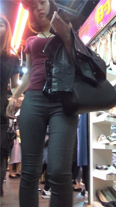 紧身条纹黑裤丰屯美女[MP4/3GB]