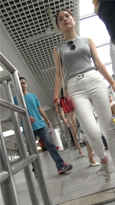 4K超清！地铁超极品白裤美臀美女第二季[MP4/4GB]