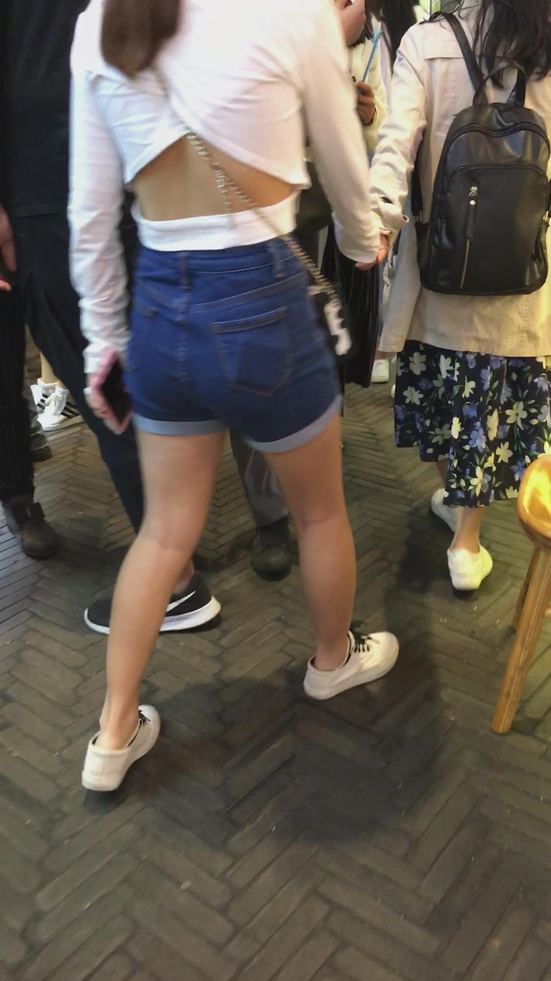 街拍高腰热裤妹纸