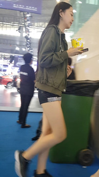 超短裤美腿小姐姐