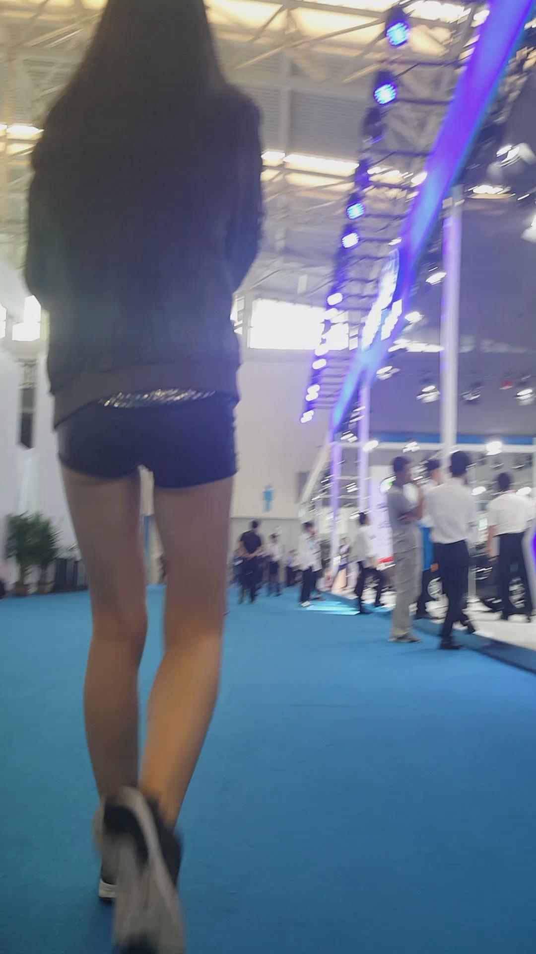 超短裤美腿小姐姐