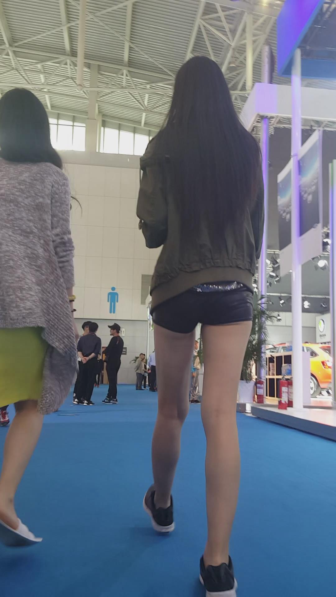 超短裤美腿小姐姐