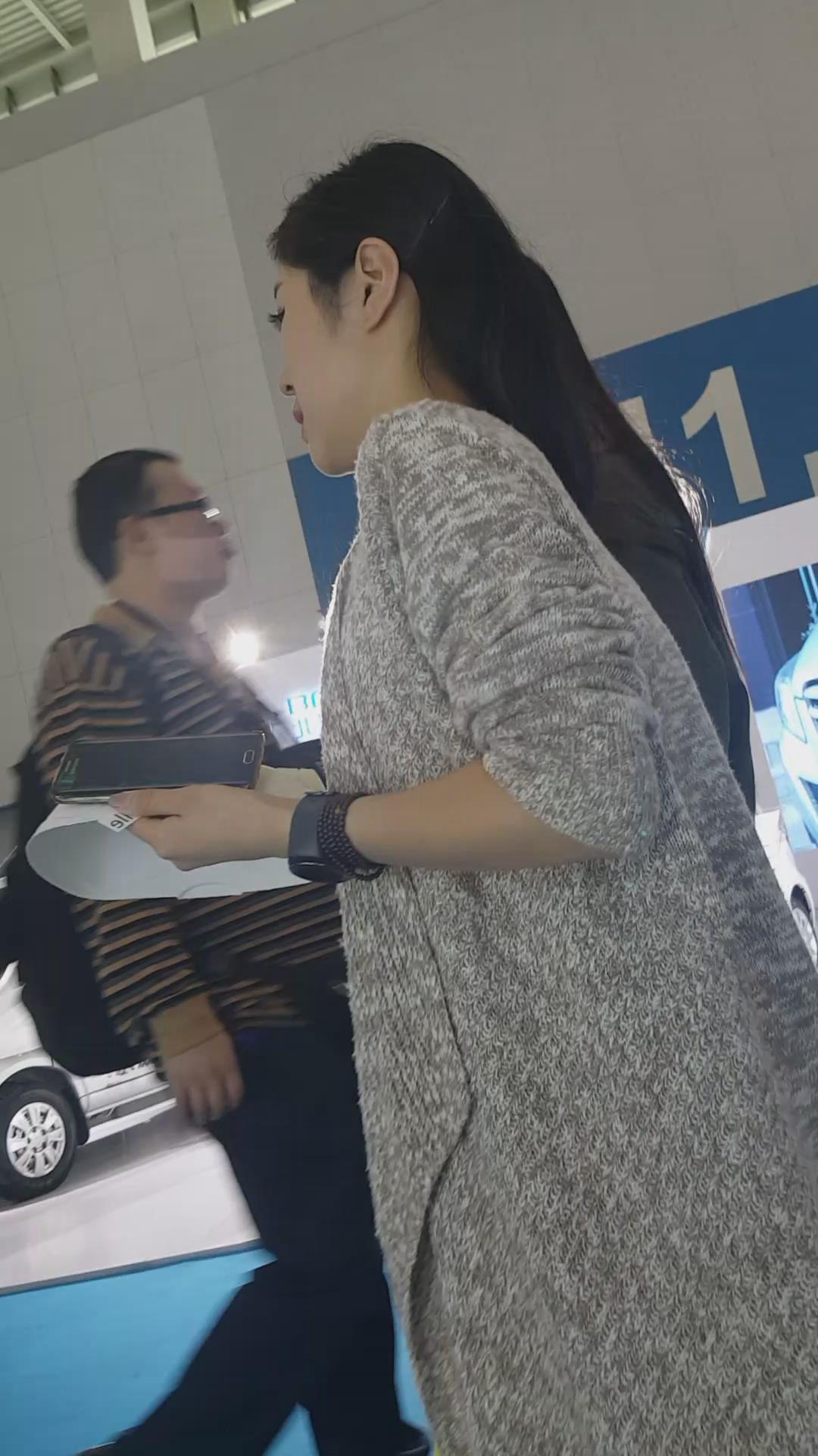 超短裤美腿小姐姐