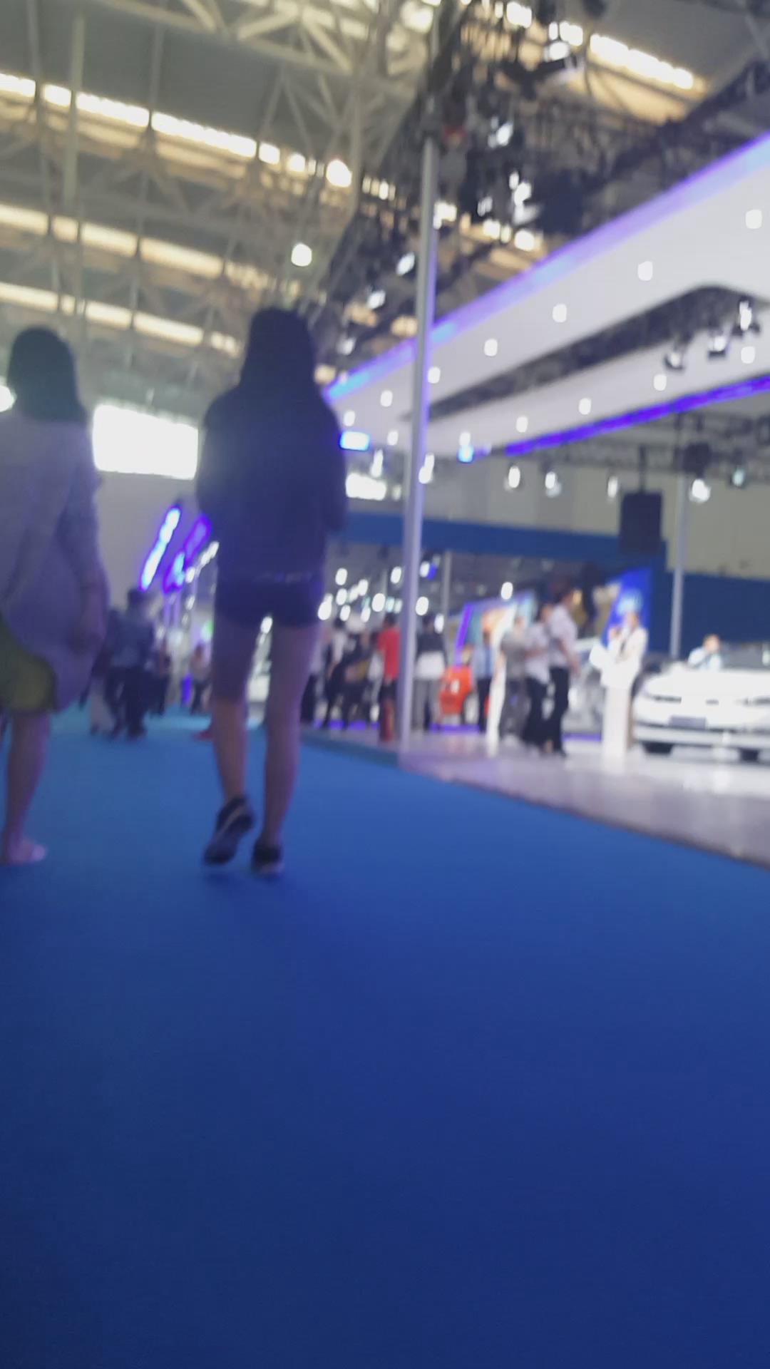 超短裤美腿小姐姐