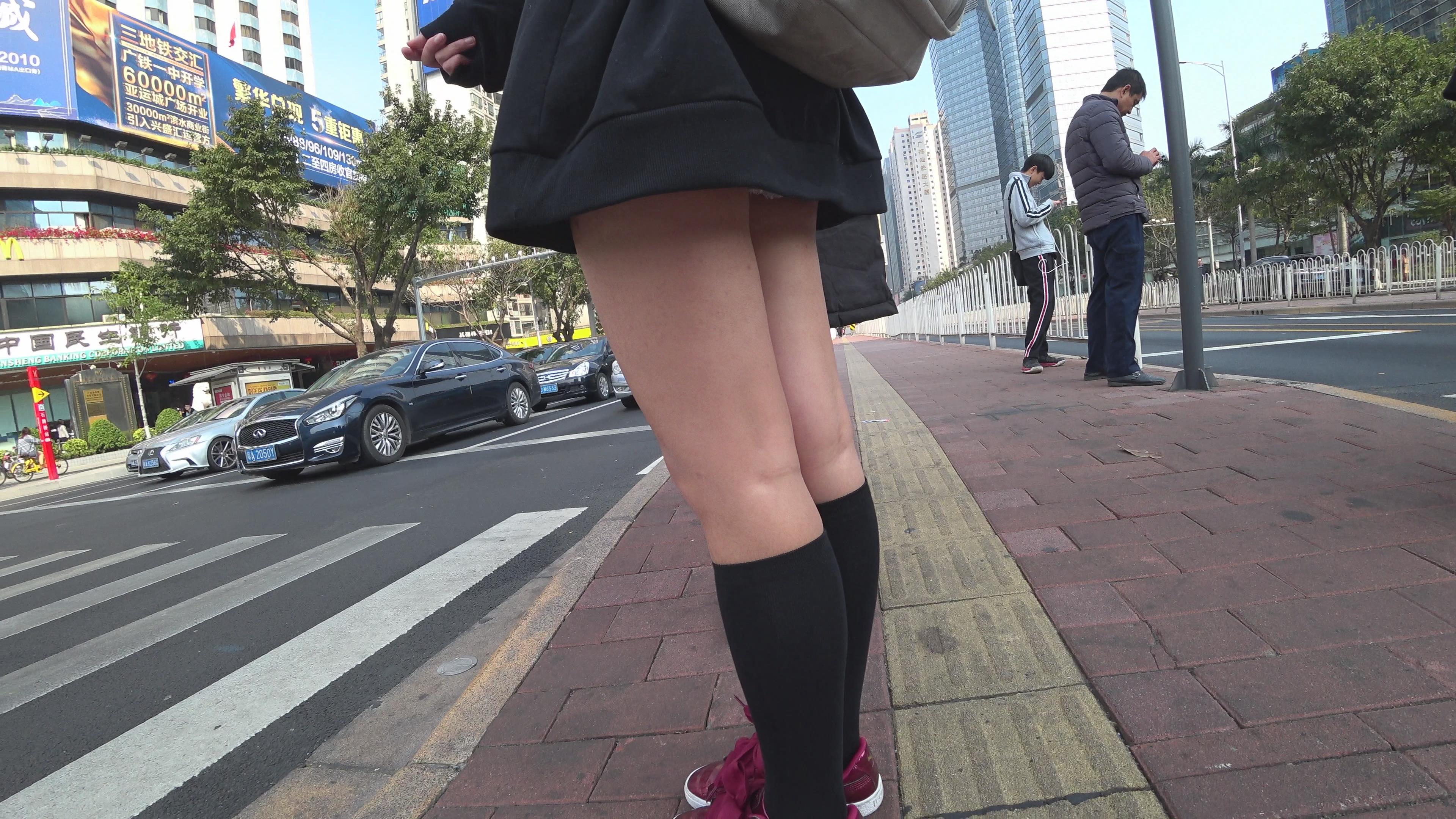 街拍超短热裤美眉