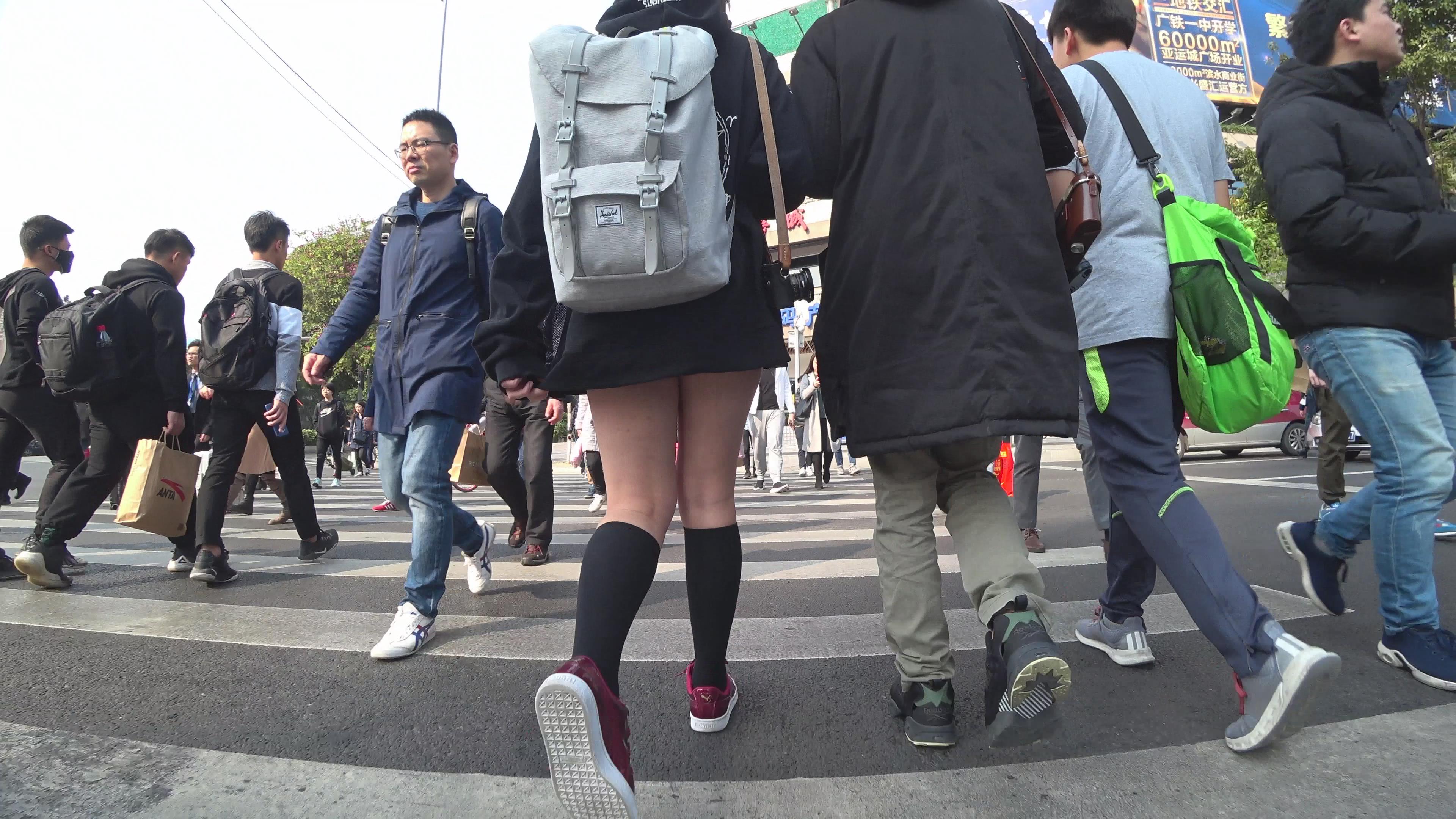 街拍超短热裤美眉