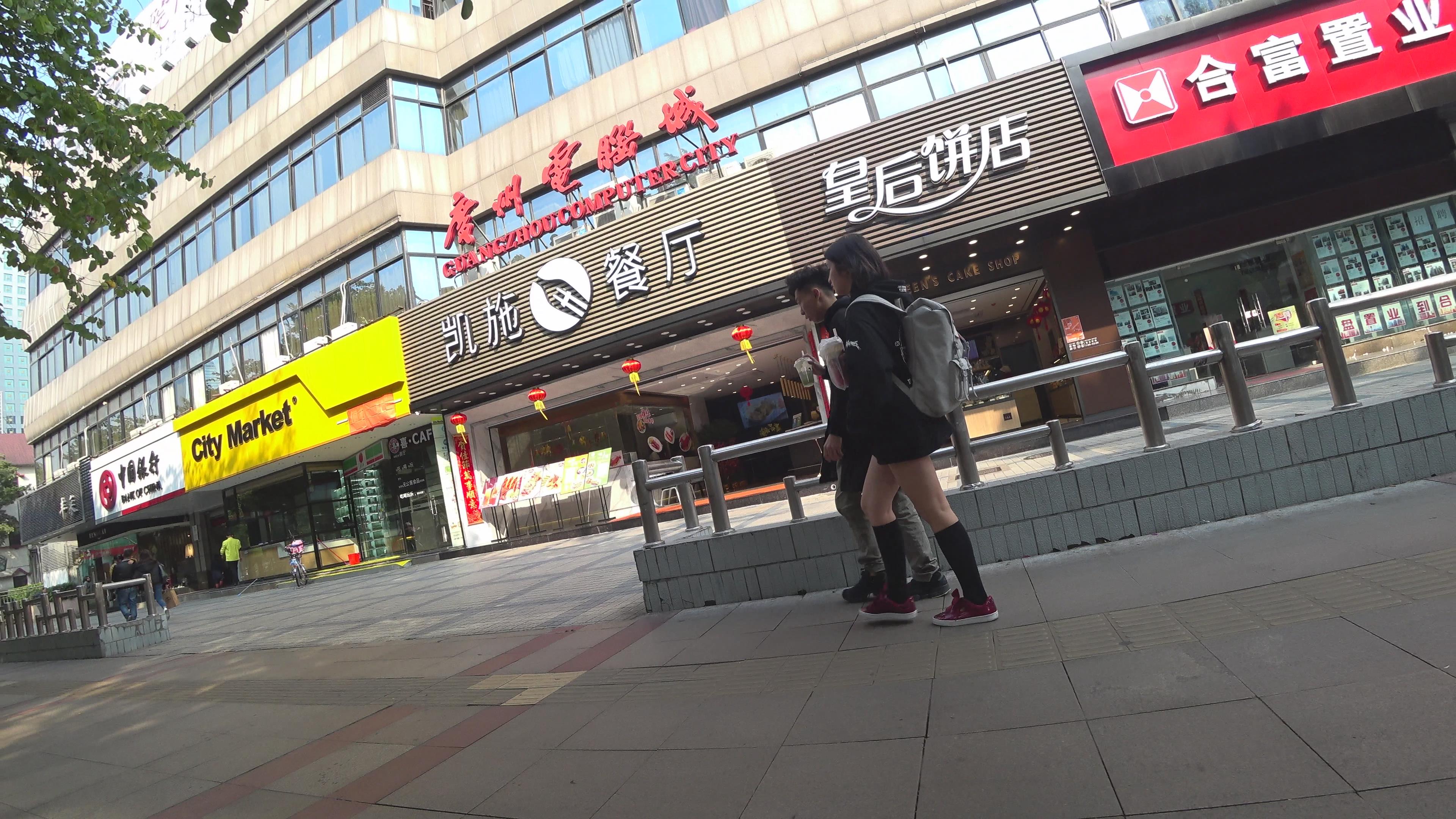 街拍超短热裤美眉