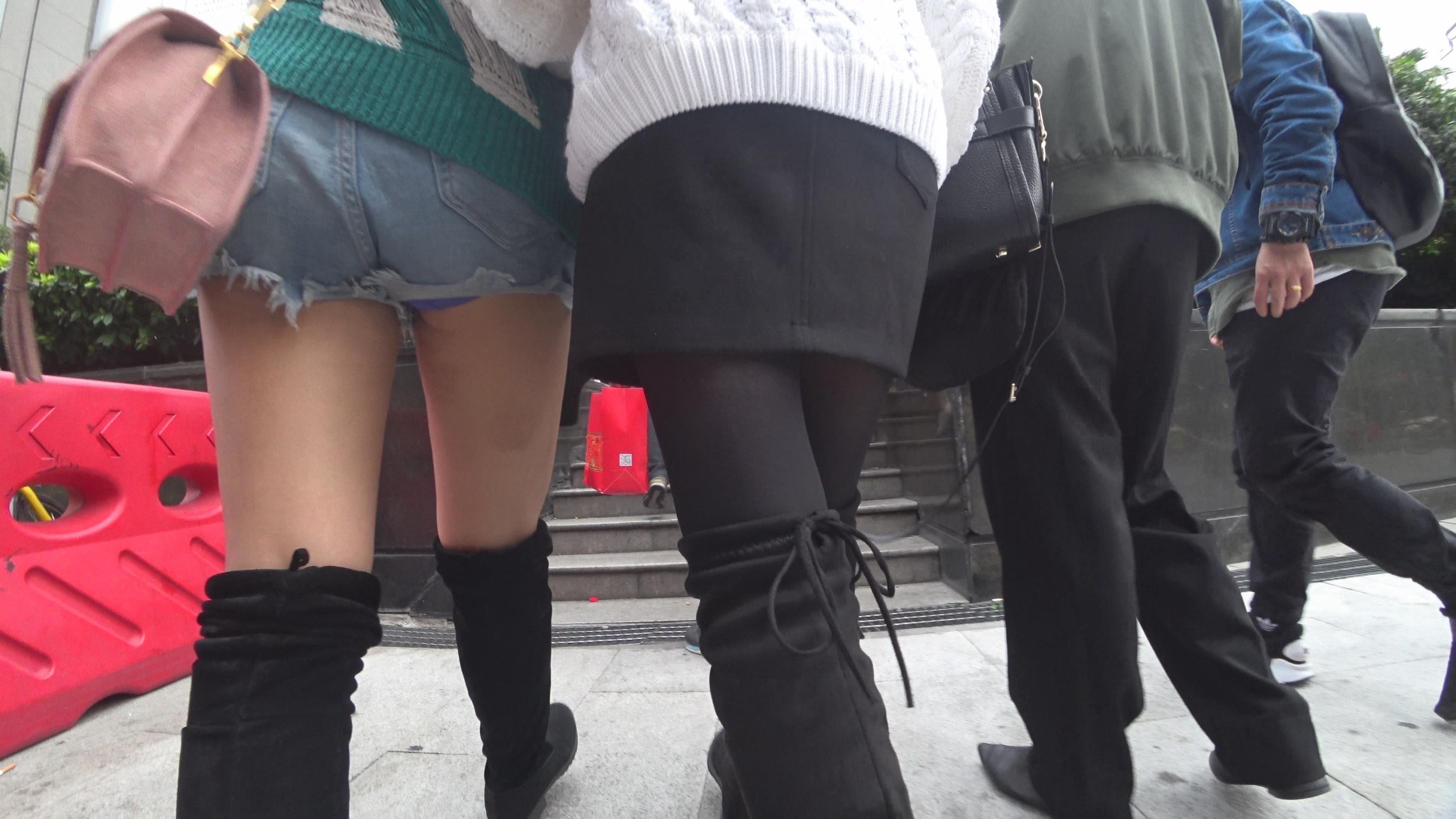 准备过马路的街拍热裤妹纸