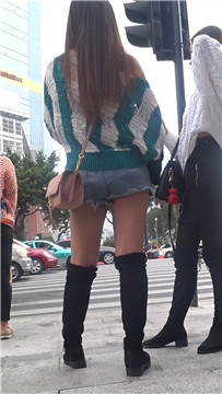 准备过马路的街拍热裤妹纸