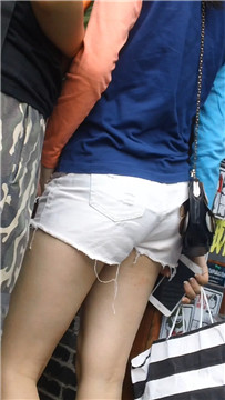 超短白色牛仔热裤美眉