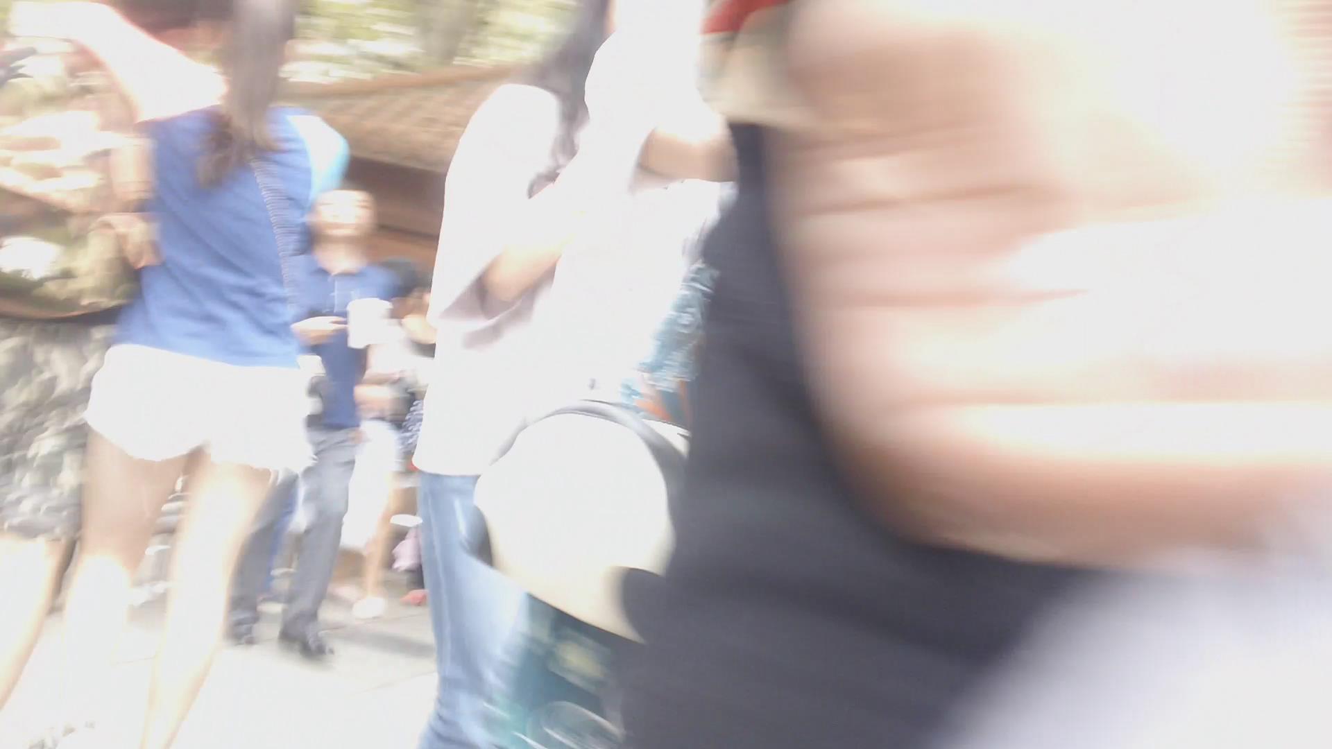 超短白色牛仔热裤美眉