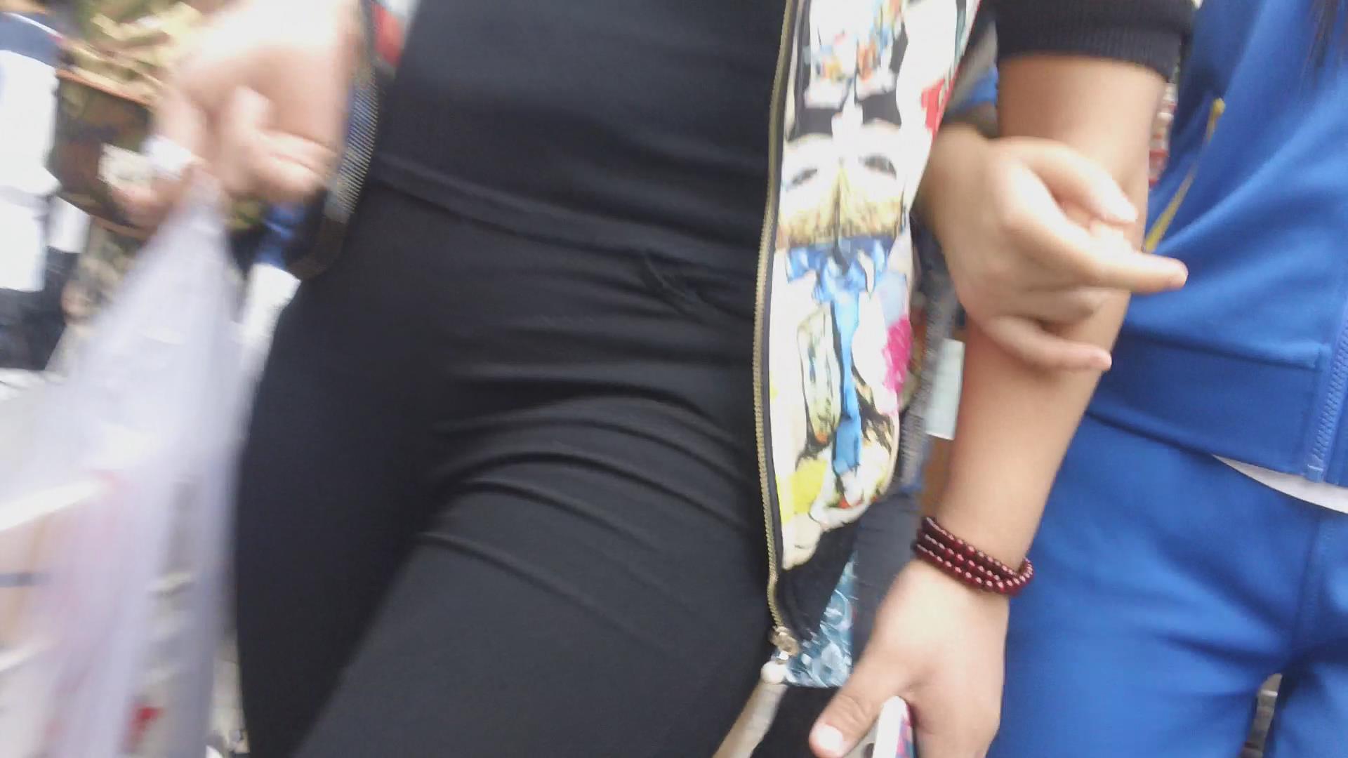 超短白色牛仔热裤美眉