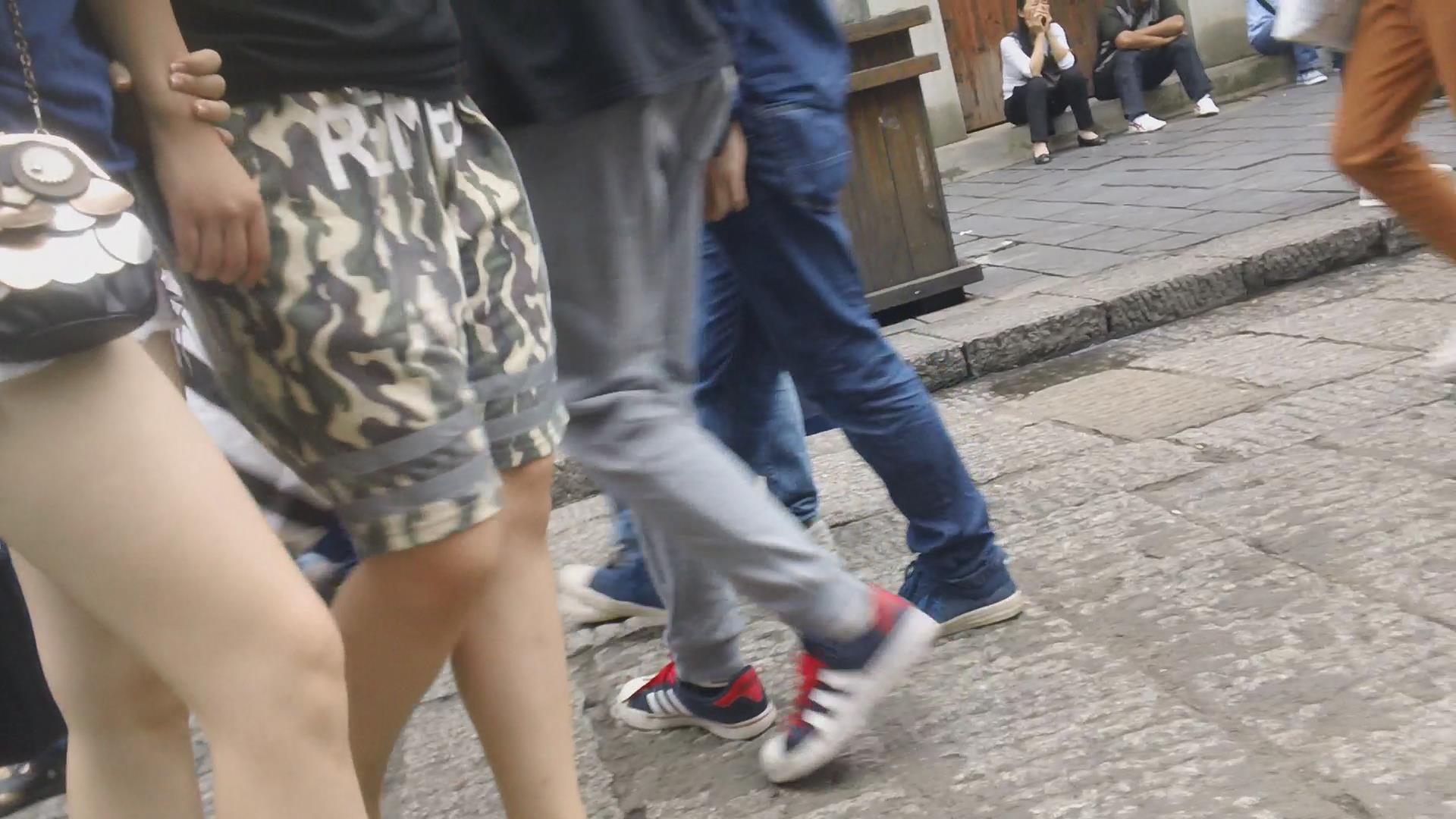 超短白色牛仔热裤美眉