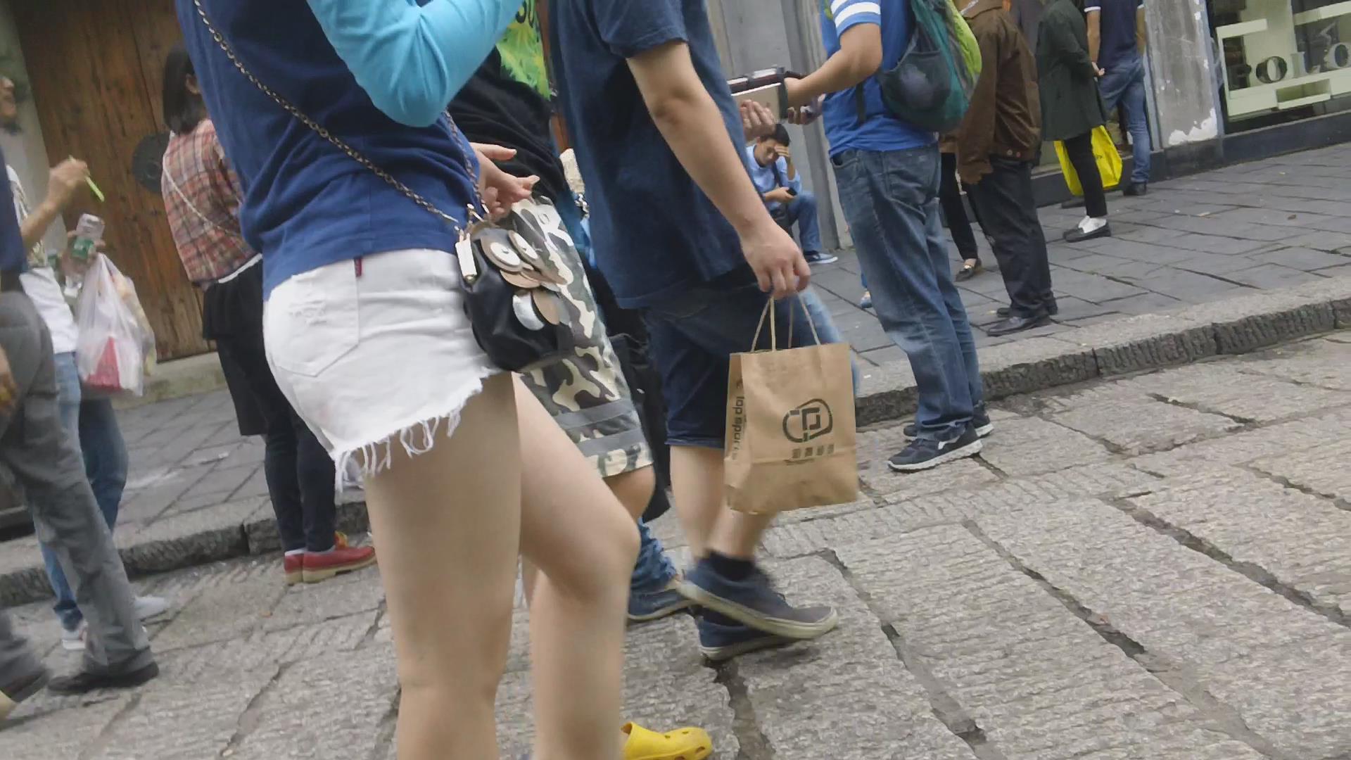 超短白色牛仔热裤美眉