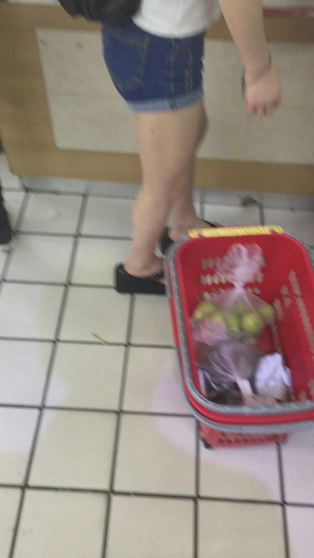 街拍牛仔热裤妹纸逛超市满载而归