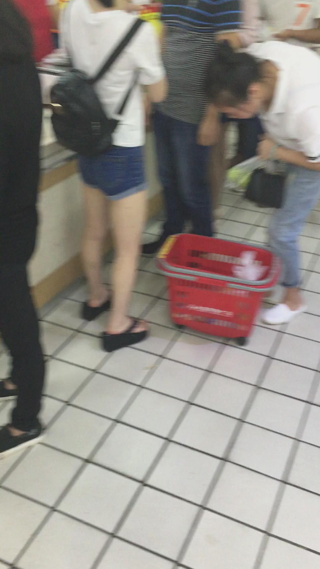 街拍牛仔热裤妹纸逛超市满载而归
