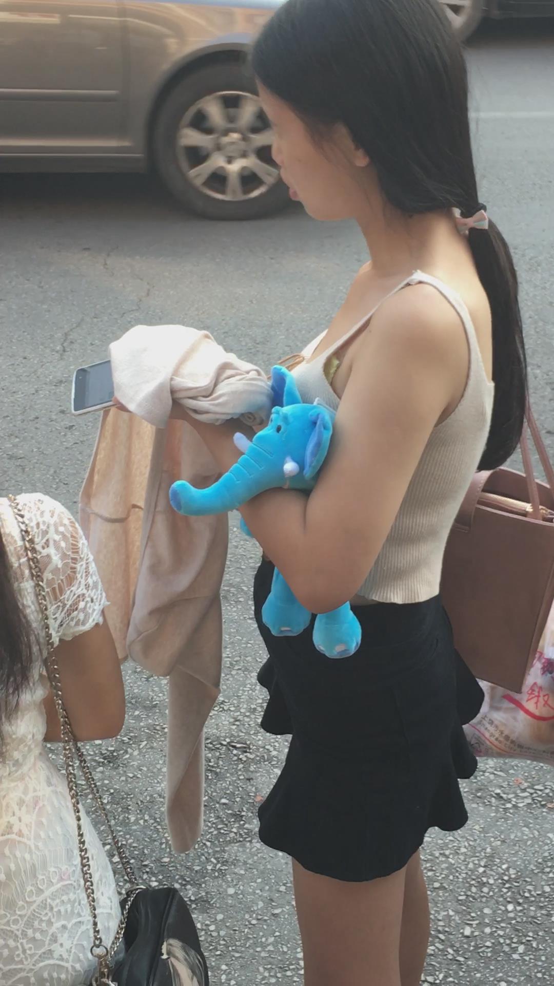 小背心低胸妹纸在等公交