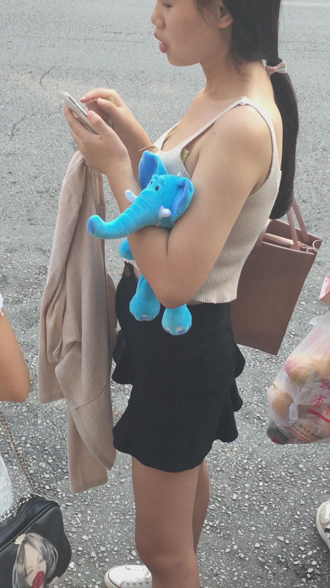 小背心低胸妹纸在等公交