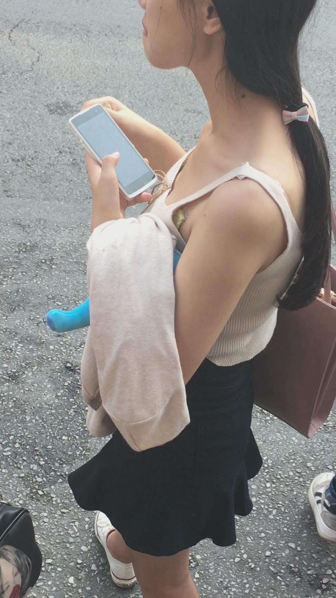 小背心低胸妹纸在等公交