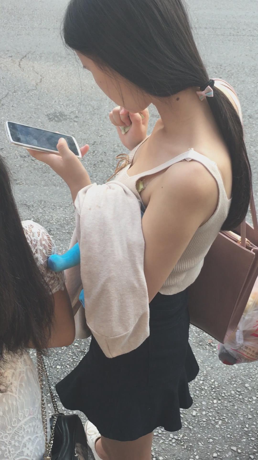 小背心低胸妹纸在等公交