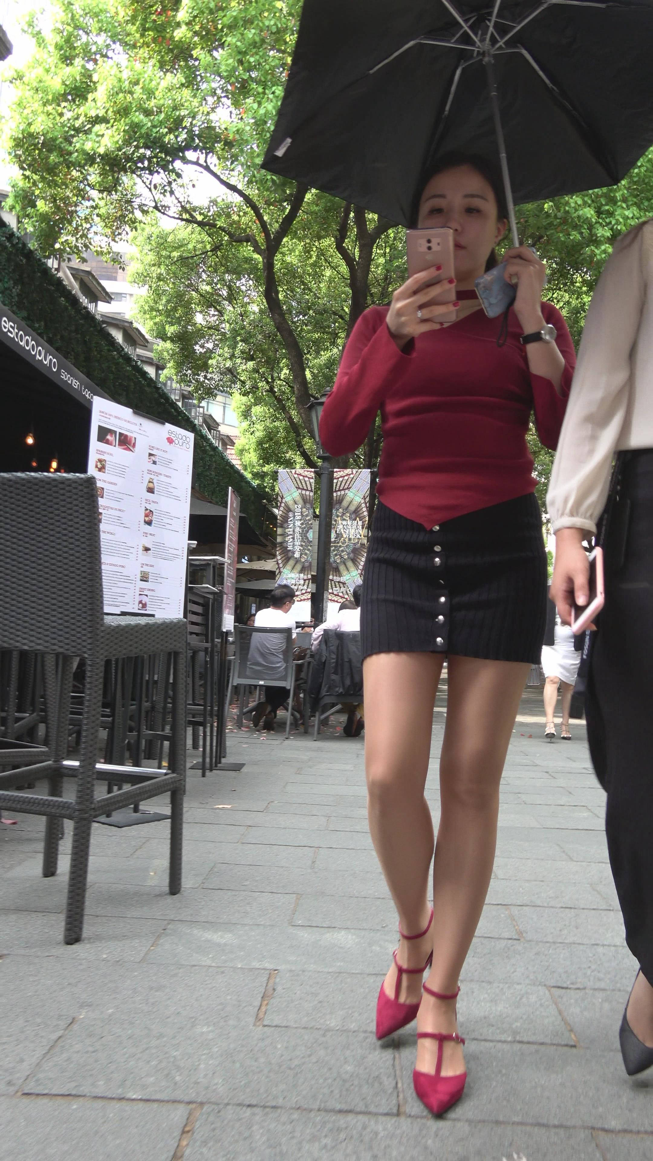 4K 性感的红色毛衣紧身裙街拍美女