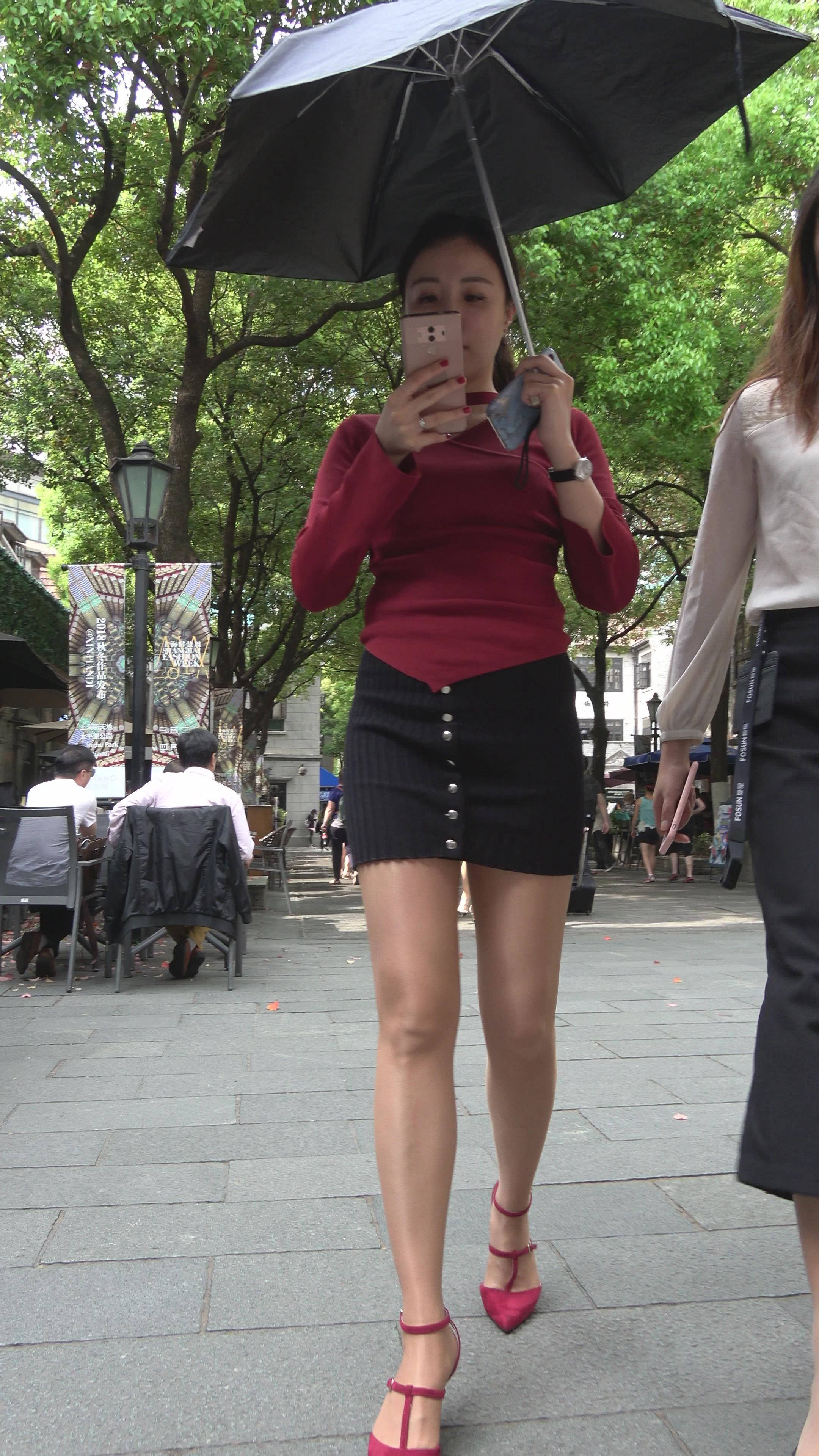 4K 性感的红色毛衣紧身裙街拍美女