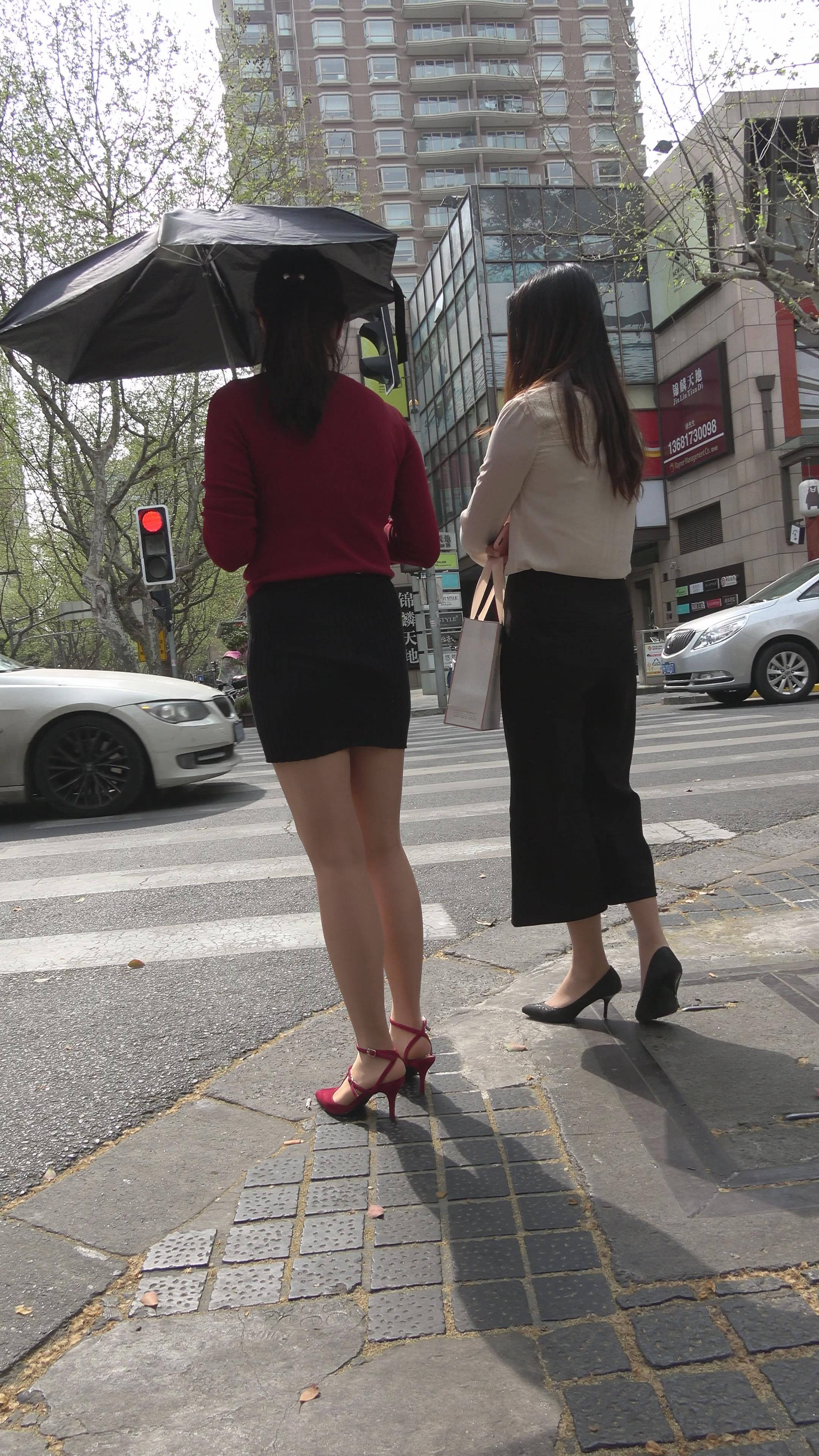 4K 性感的红色毛衣紧身裙街拍美女