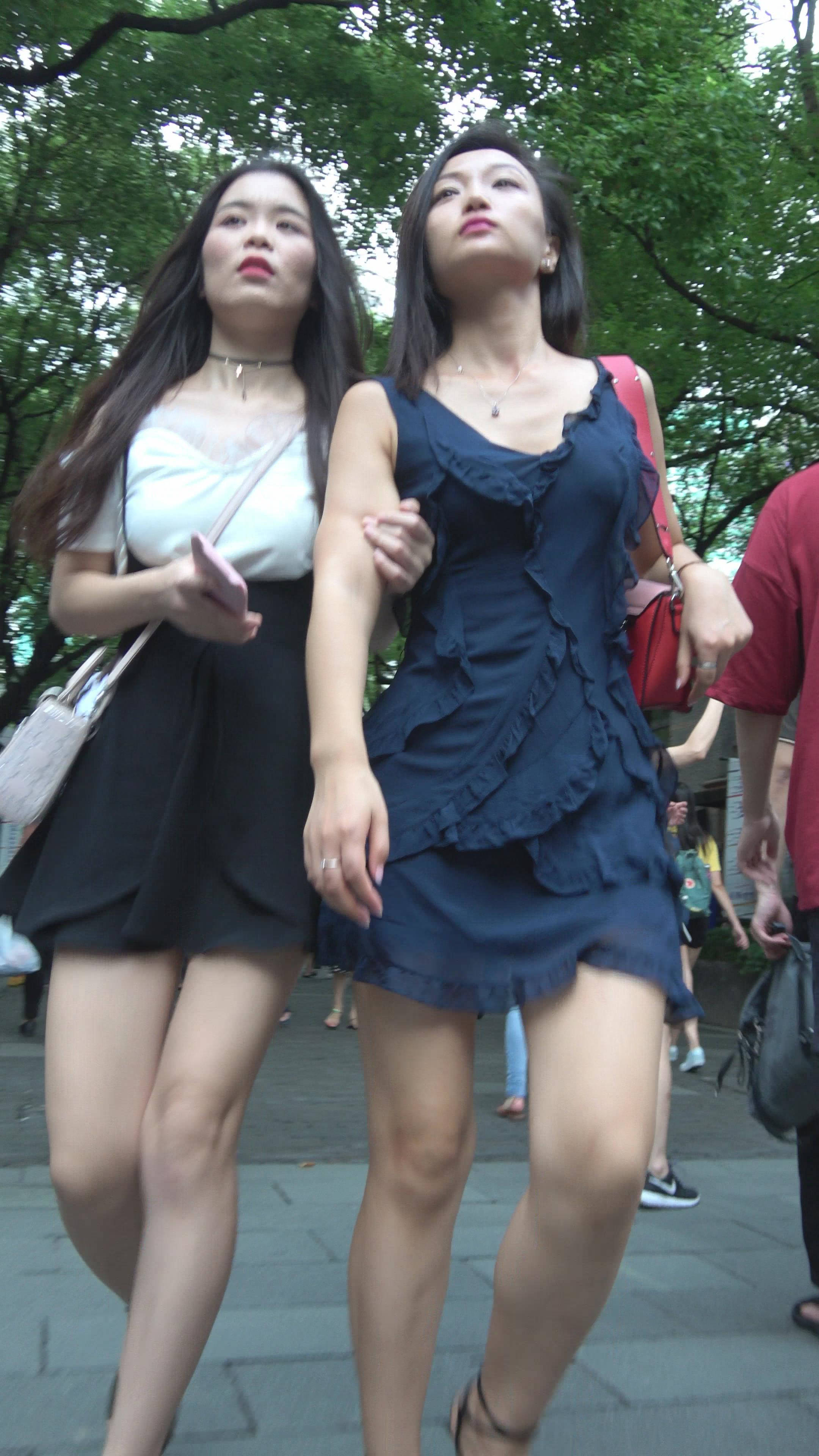 4K 街拍深蓝色连衣裙高跟妹纸跟闺蜜逛街
