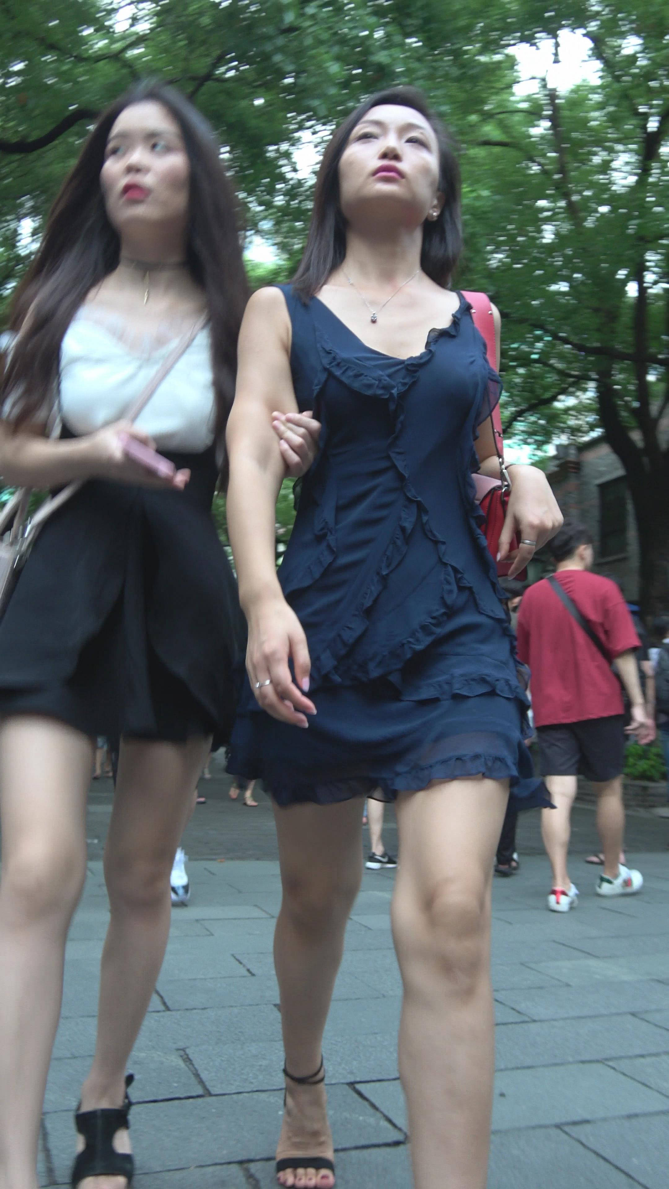 4K 街拍深蓝色连衣裙高跟妹纸跟闺蜜逛街