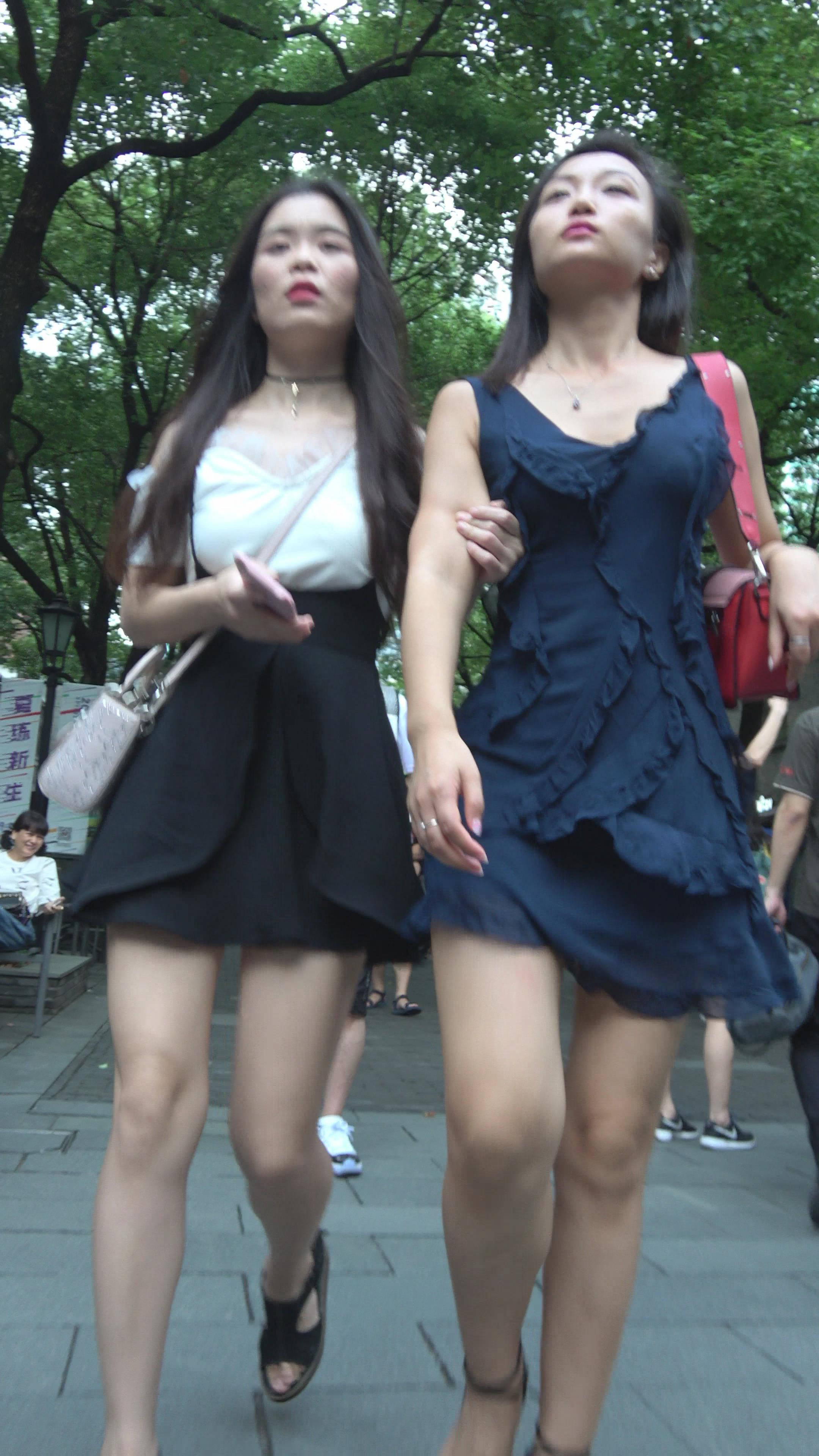 4K 街拍深蓝色连衣裙高跟妹纸跟闺蜜逛街