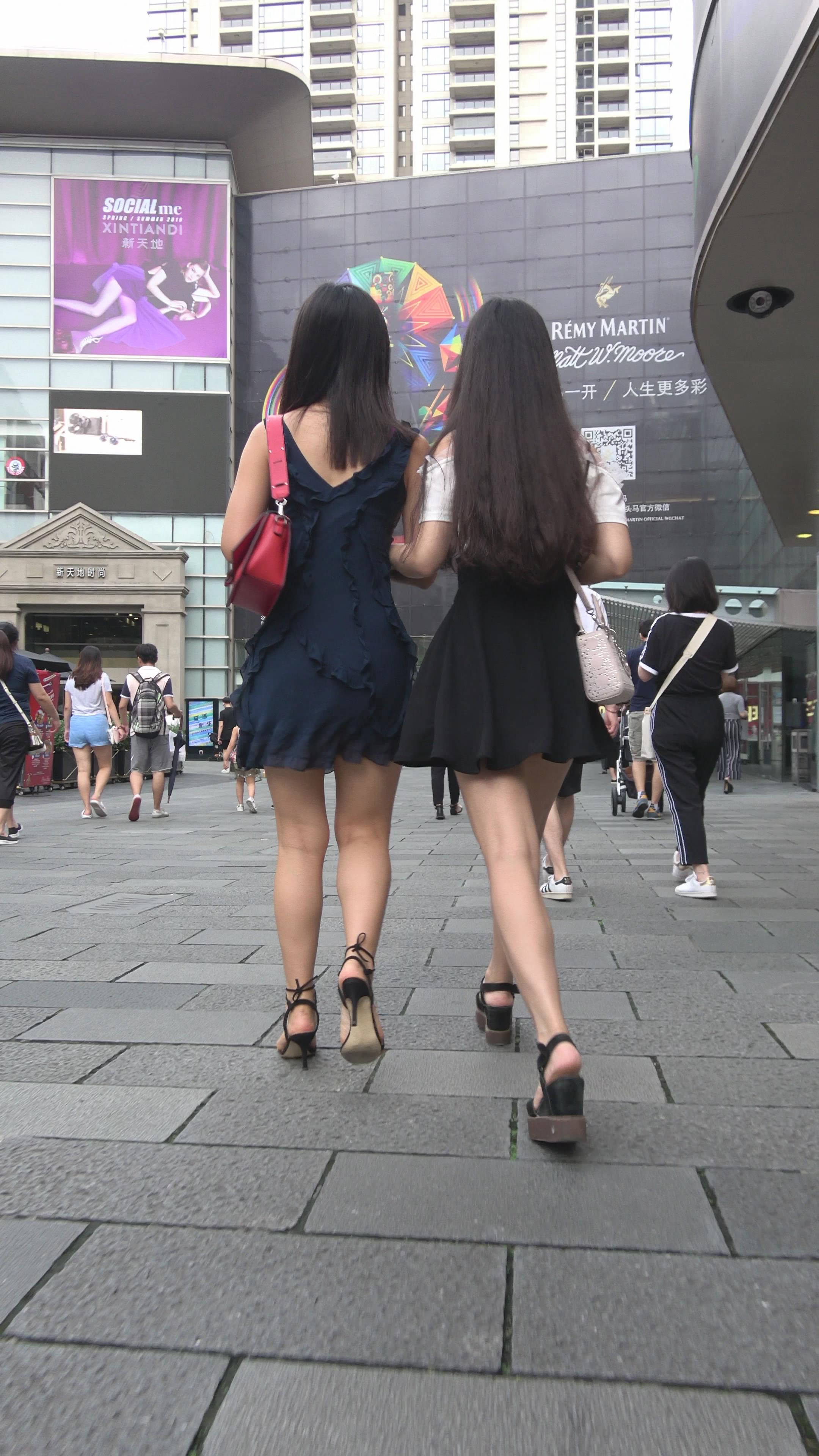 4K 街拍深蓝色连衣裙高跟妹纸跟闺蜜逛街