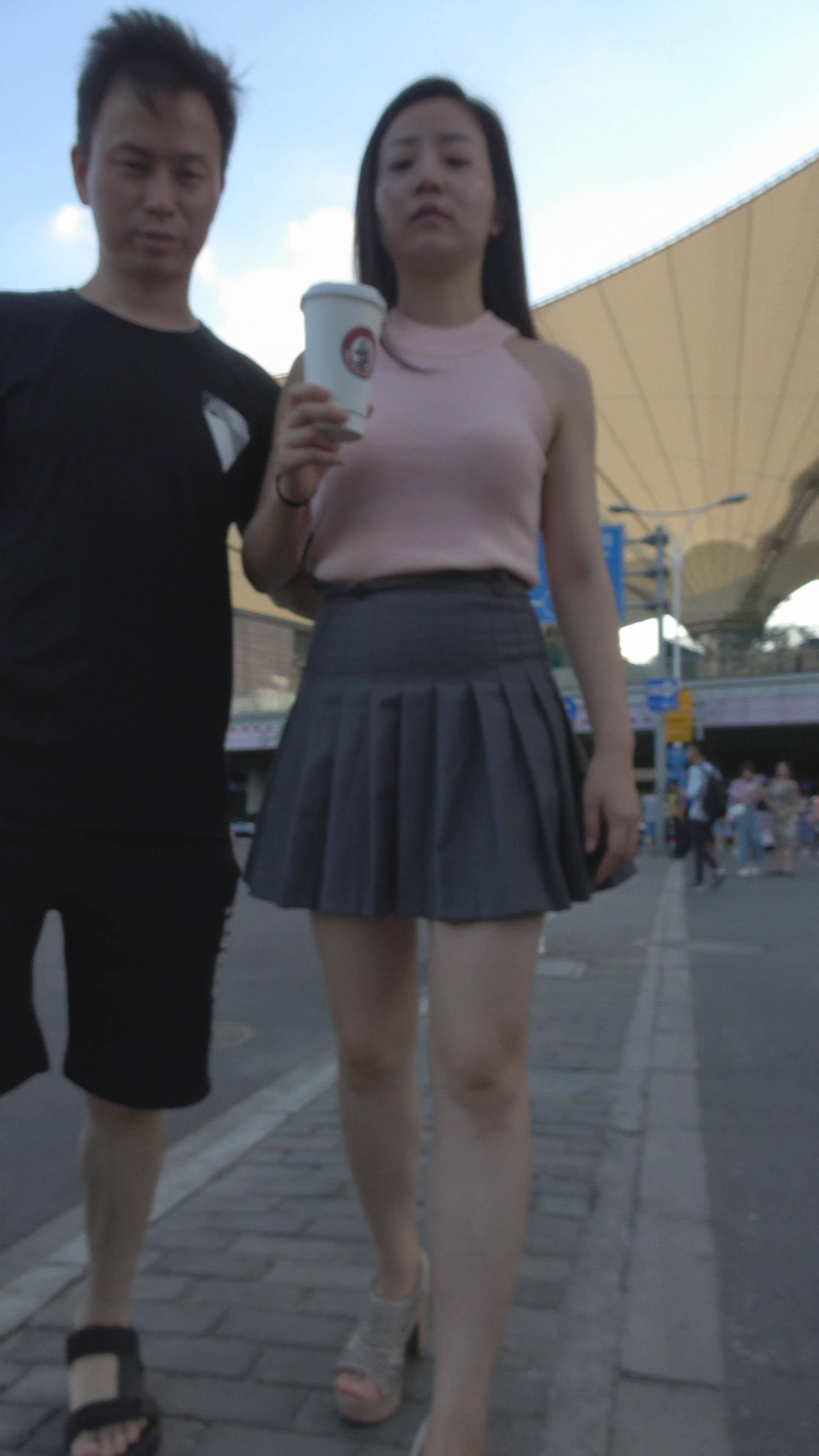 4K 粉色衣服街拍短裙美女