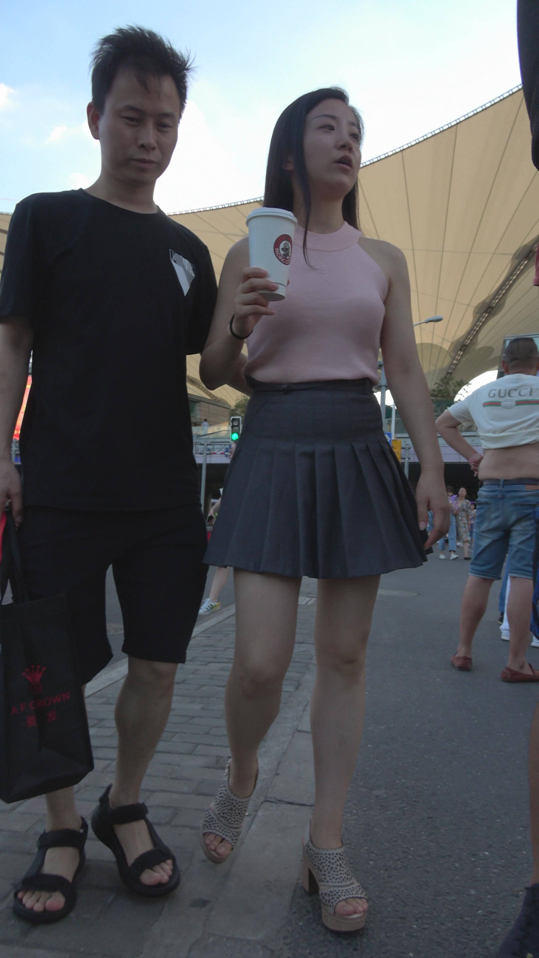 4K 粉色衣服街拍短裙美女