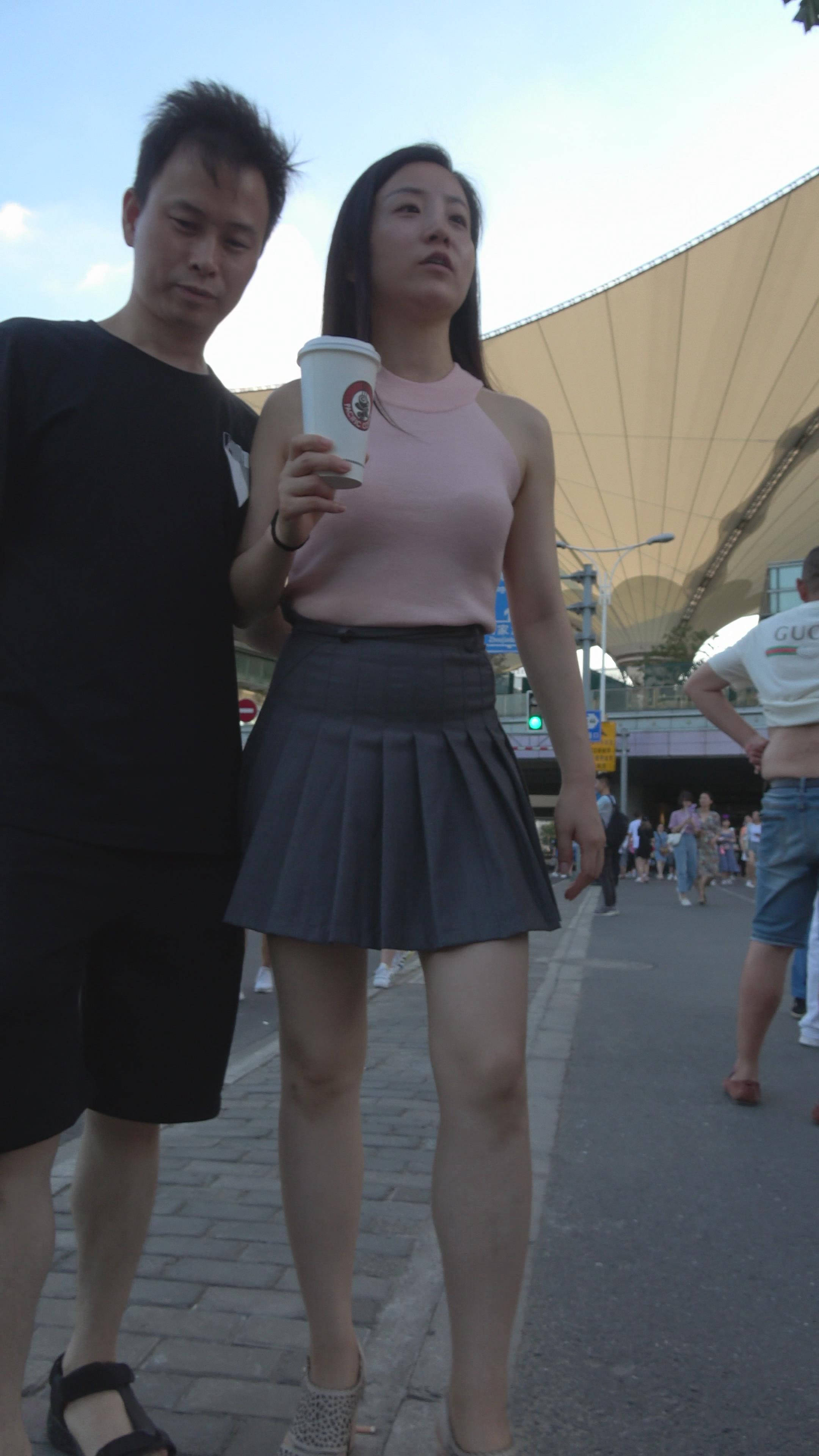 4K 粉色衣服街拍短裙美女