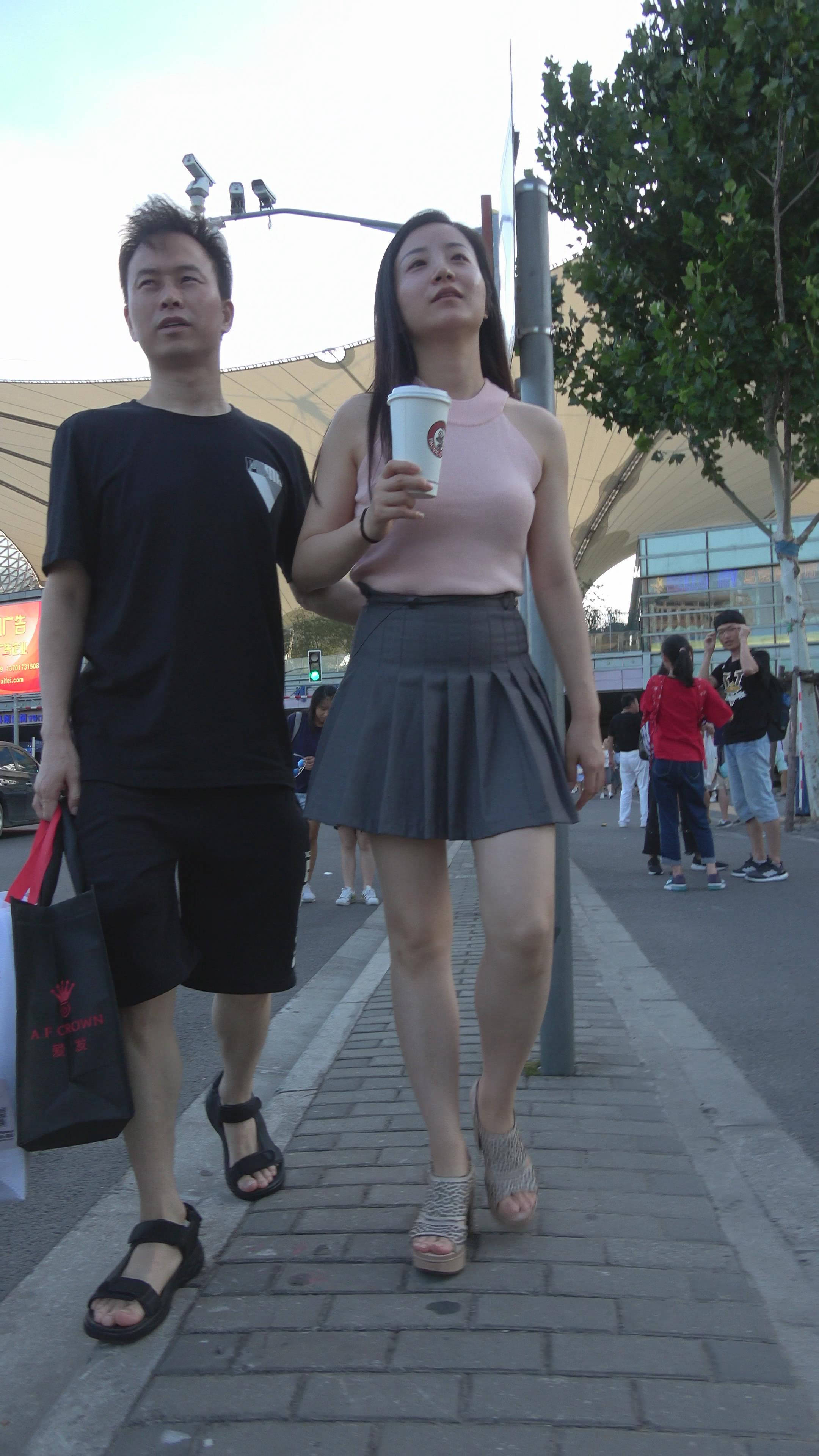 4K 粉色衣服街拍短裙美女