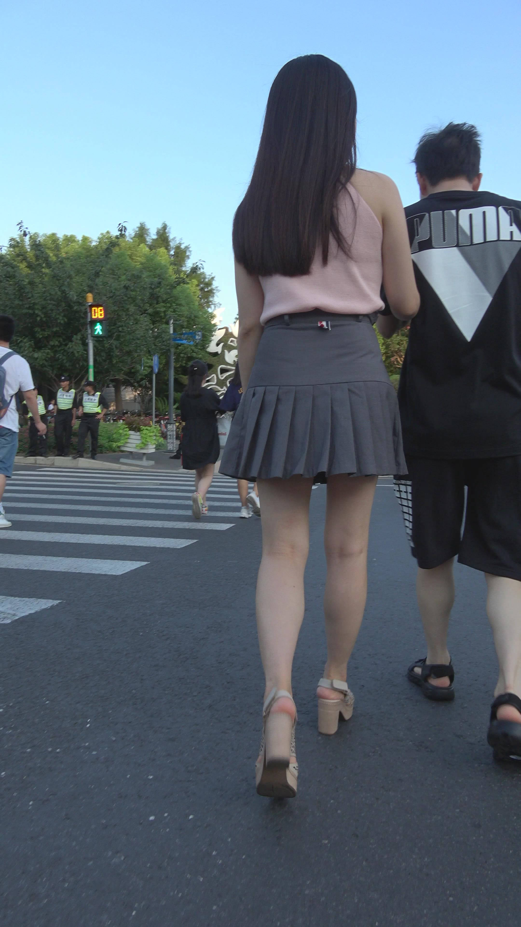 4K 粉色衣服街拍短裙美女