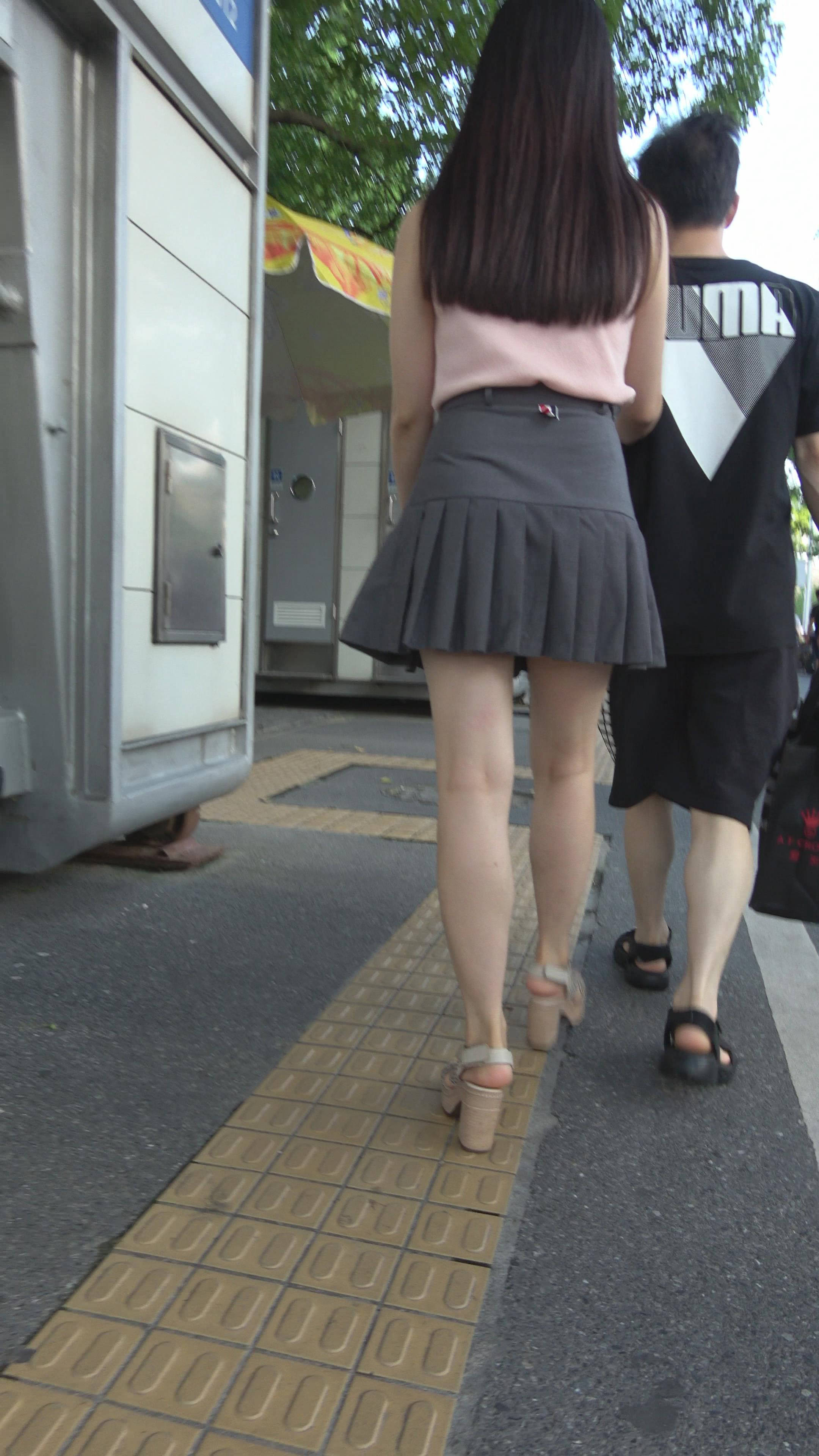 4K 粉色衣服街拍短裙美女