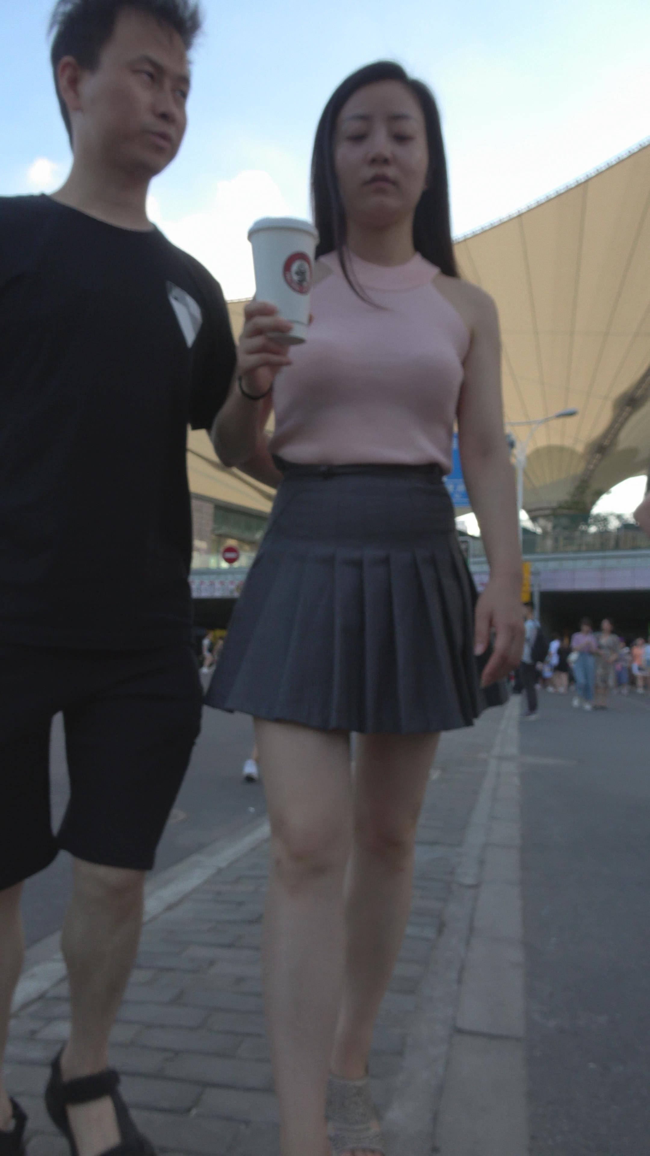 4K 粉色衣服街拍短裙美女