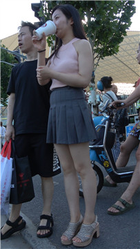 4K 粉色衣服街拍短裙美女