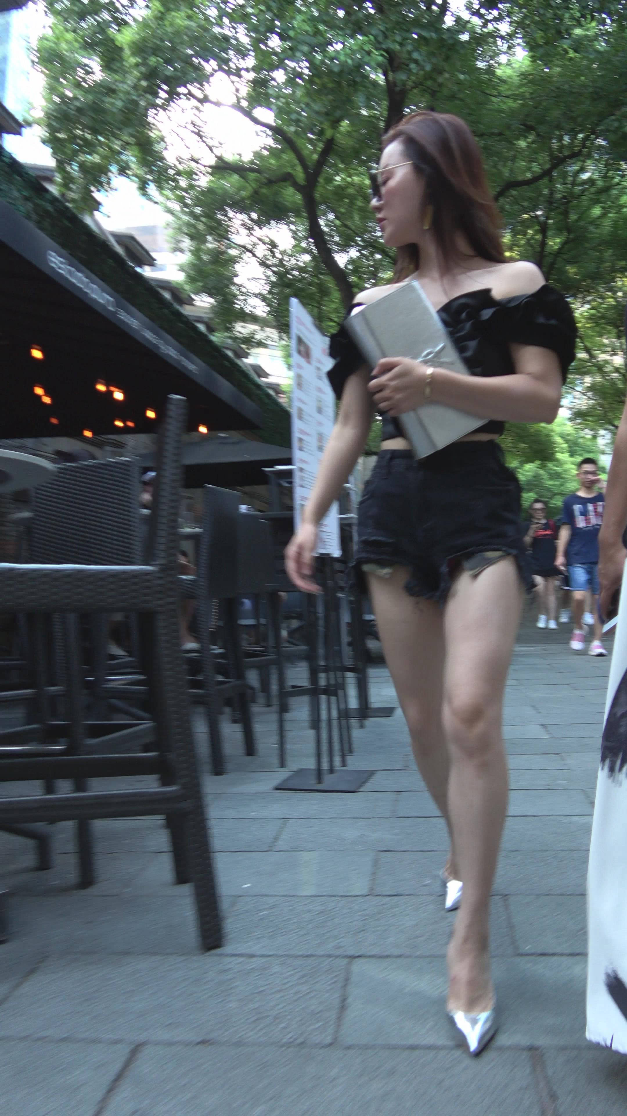 4K 超性感墨镜街拍热裤银白高跟美女