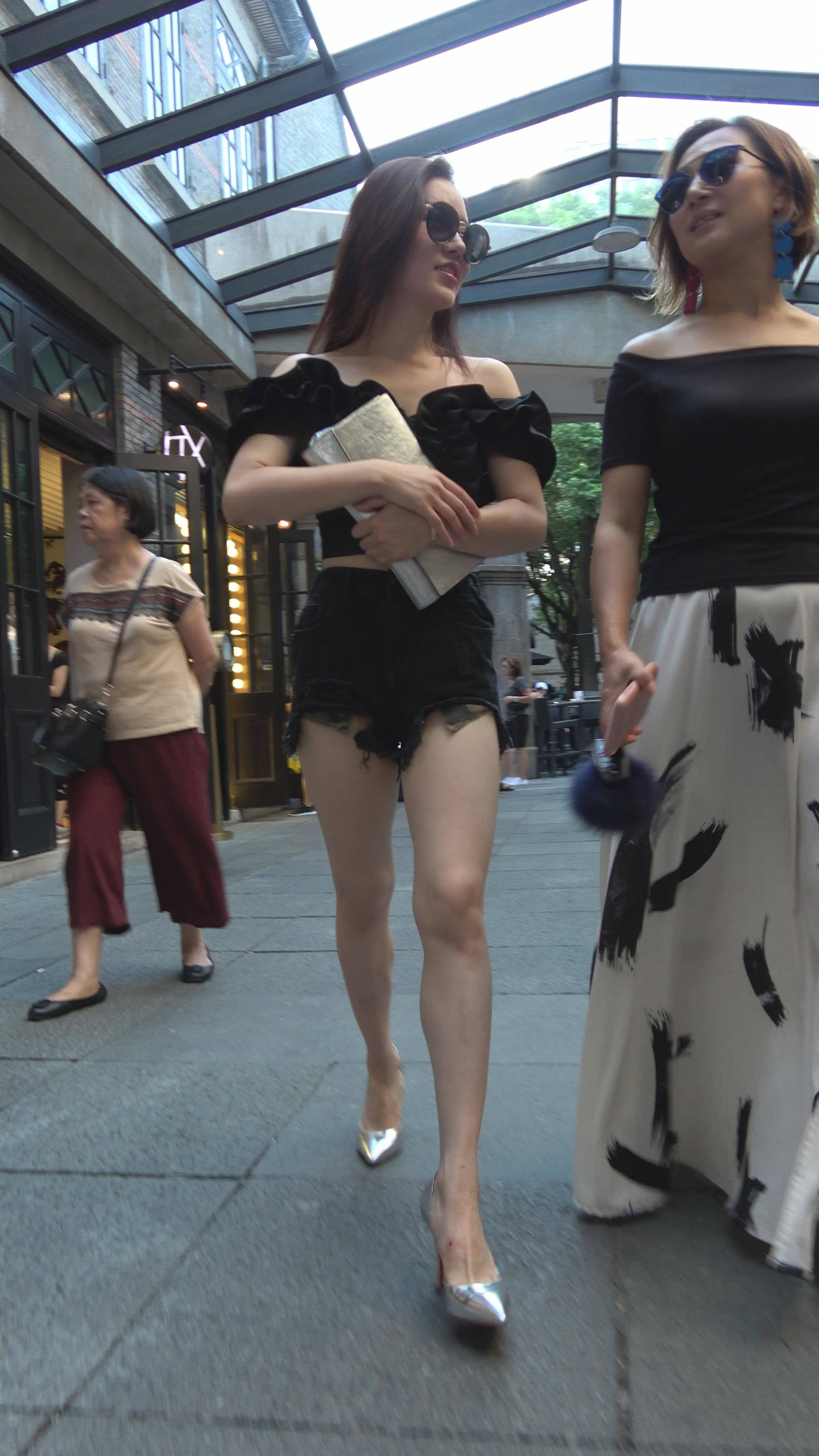 4K 超性感墨镜街拍热裤银白高跟美女