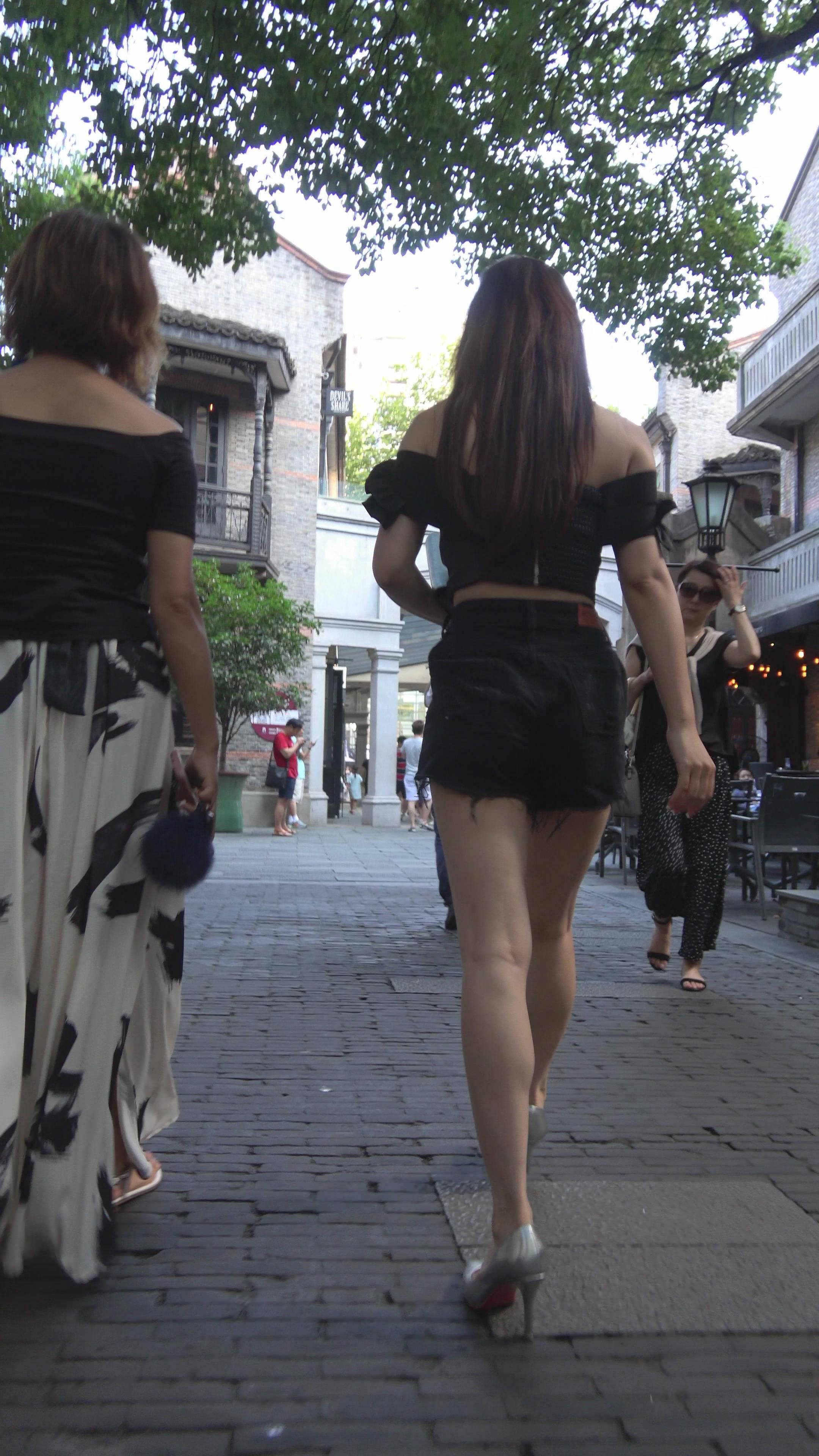 4K 超性感墨镜街拍热裤银白高跟美女