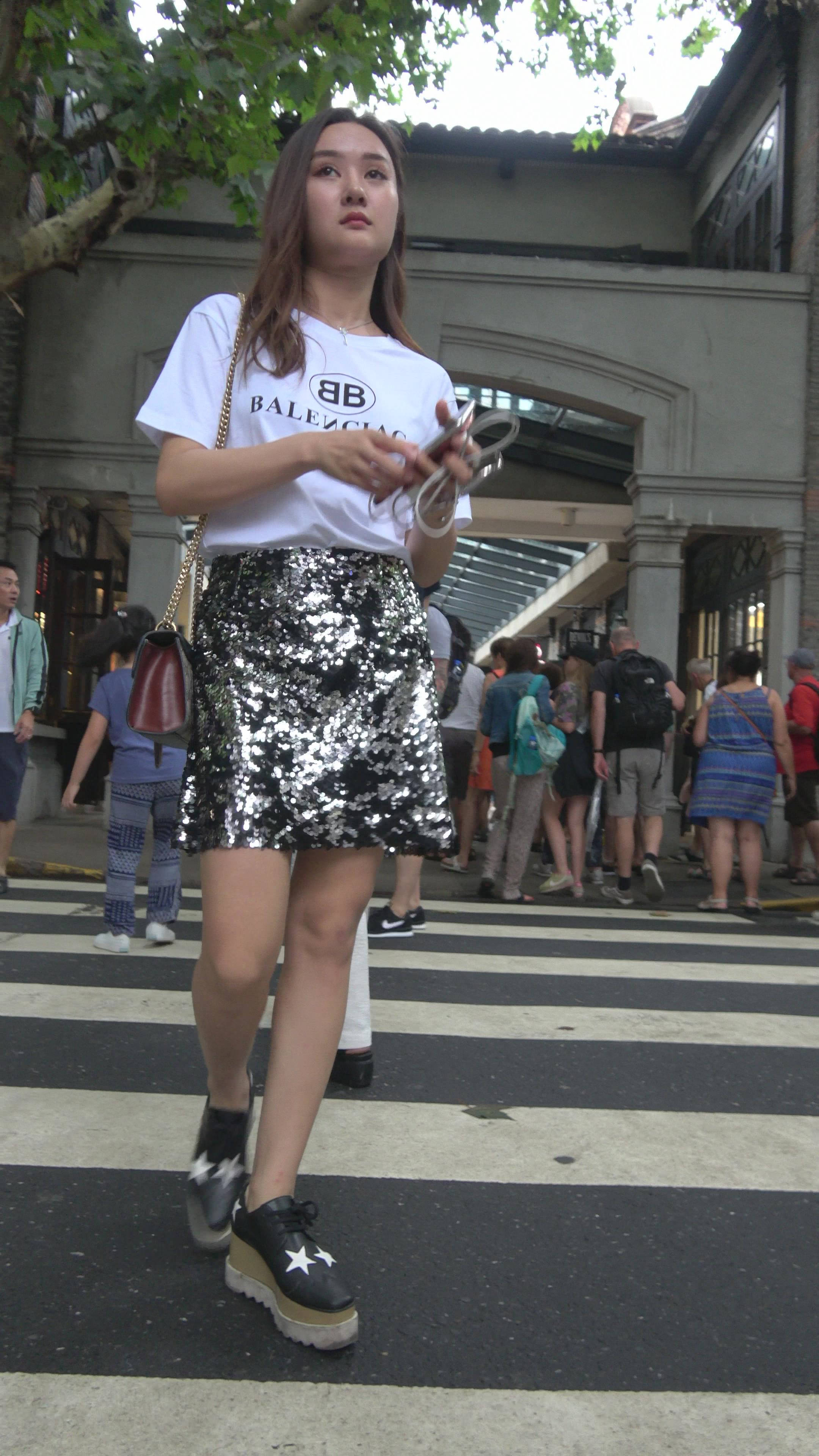 4K 闪闪发亮短裙白T恤街拍美女