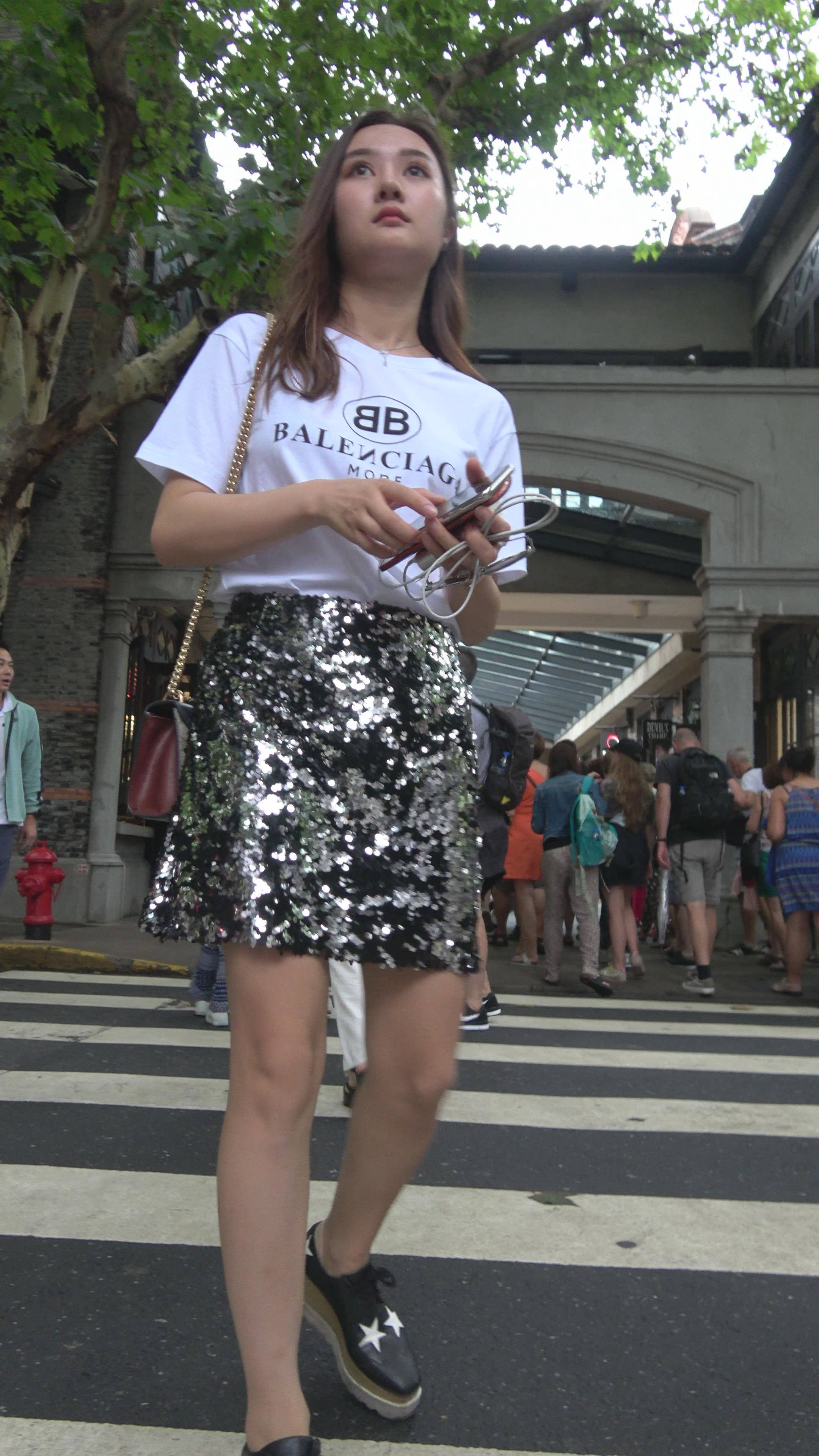 4K 闪闪发亮短裙白T恤街拍美女